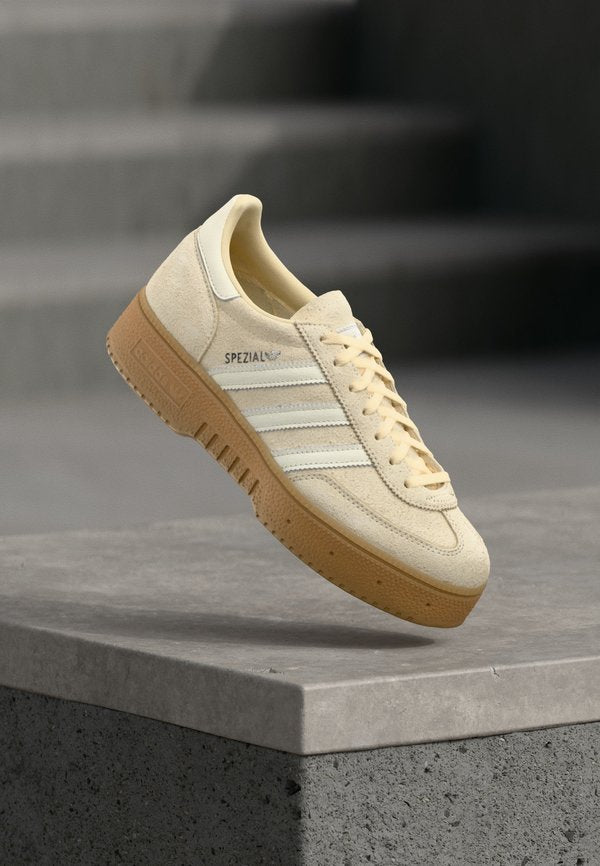 adidas Originals HANDBALL SPEZIAL BOLD - Trainers - warm vanilla/off white