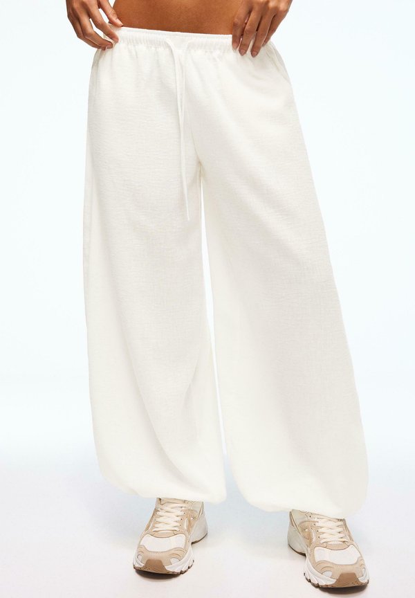 Bershka RUSTIC BLOOMER - Trousers - white