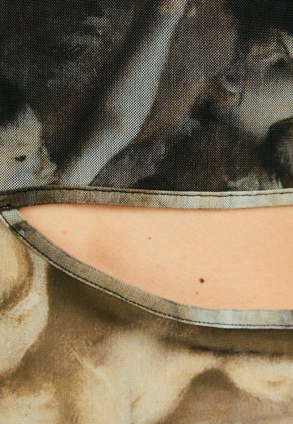 Bershka WITH ASYMMETRIC STRAP AND ART SERIES PRINT-MINI