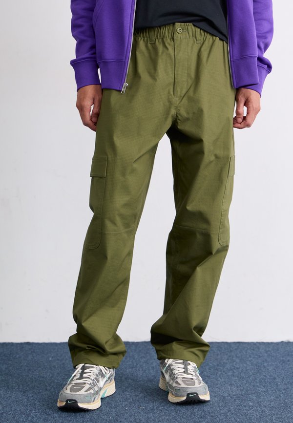 Nike Sportswear LOOSE FIT - Cargo trousers - medium olive/white