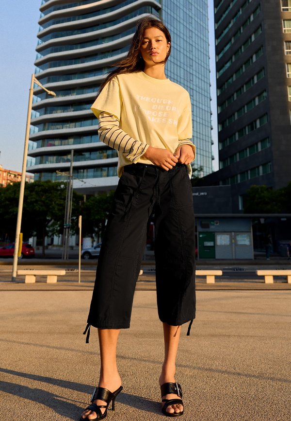 Bershka CAPRI - TROUSERS - Shorts - black