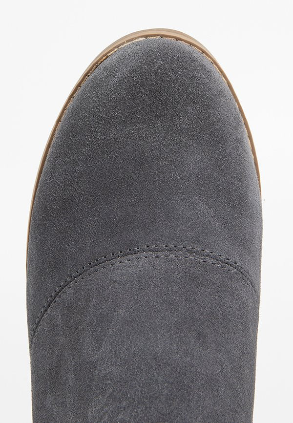 TOMS SUTTON