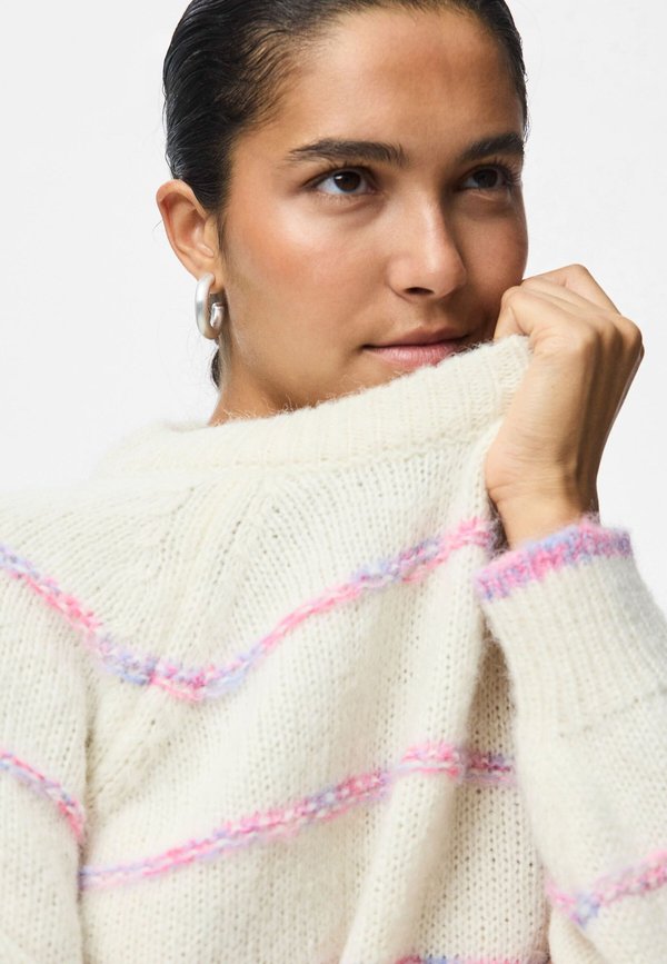 Pieces PCNELIA LS O-NECK KNIT NOOS BC