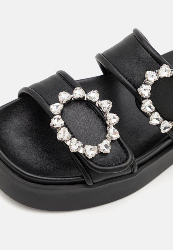 CHIARA FERRAGNI INFINITY LOVE