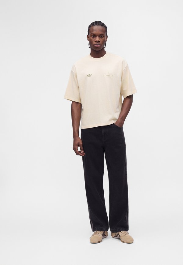 adidas Originals IAMISIGO GRAPHIC OVERSIZED TEE - Print T-shirt - warm vanilla