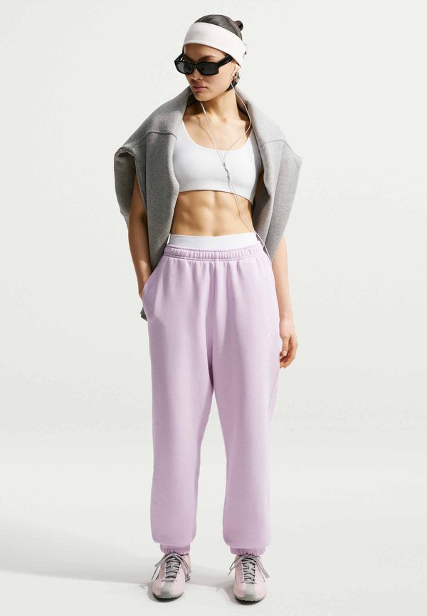 Nike Sportswear STUDIO FLEECE MEDIUM WEIGHT HIGH-RISE OVERSIZED CUFFED PANTS - Tracksuit bottoms - bleached lilac/sail