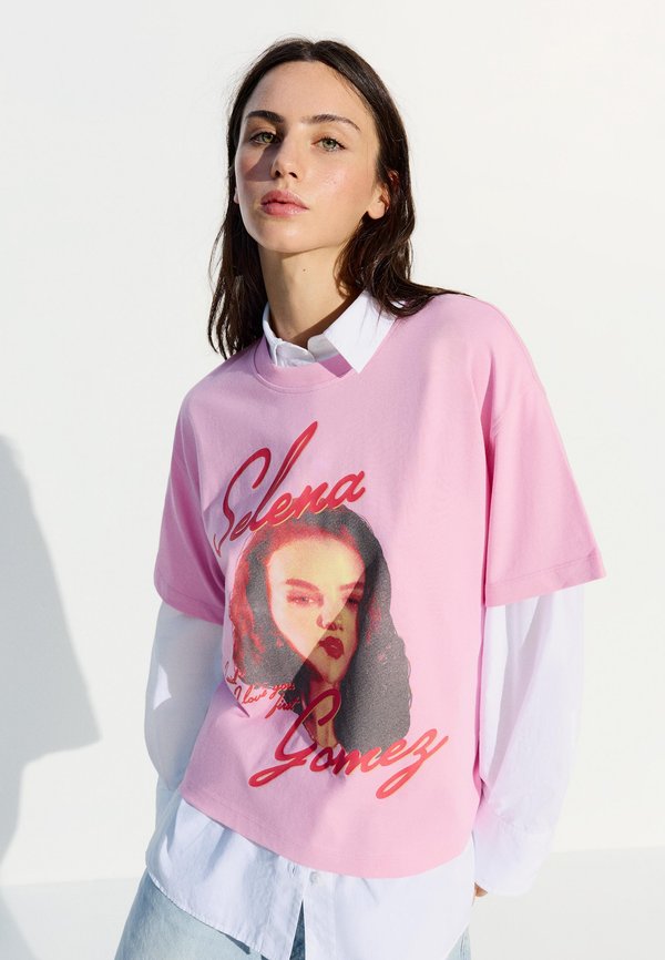 Bershka SELENA GOMEZ SHORT SLEEVE - Print T-shirt - light pink