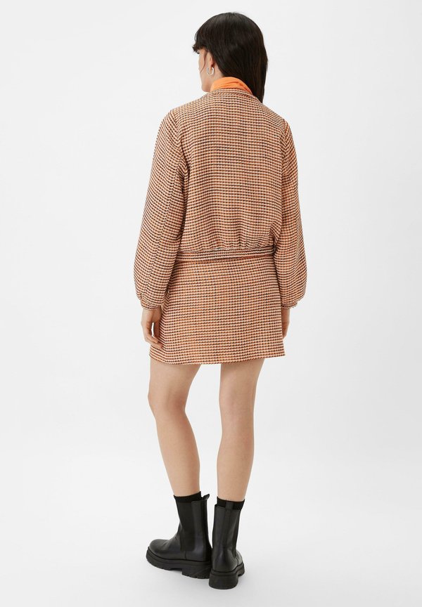 comma casual identity AUS BOUCLÉ