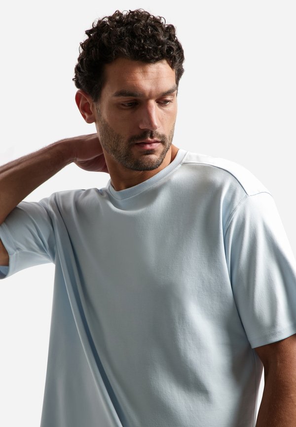 NO EXCESS INTERLOCK WITH ROUND NECK
