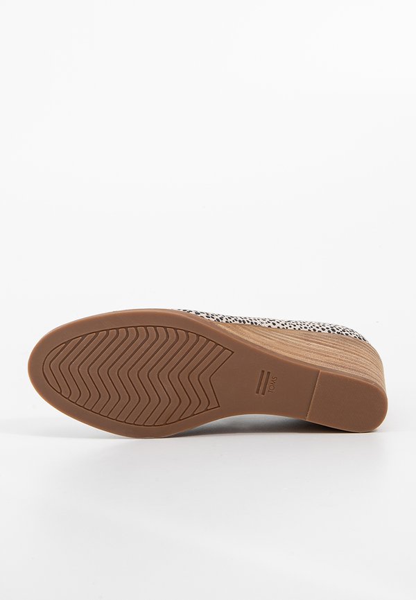 TOMS KALLIE