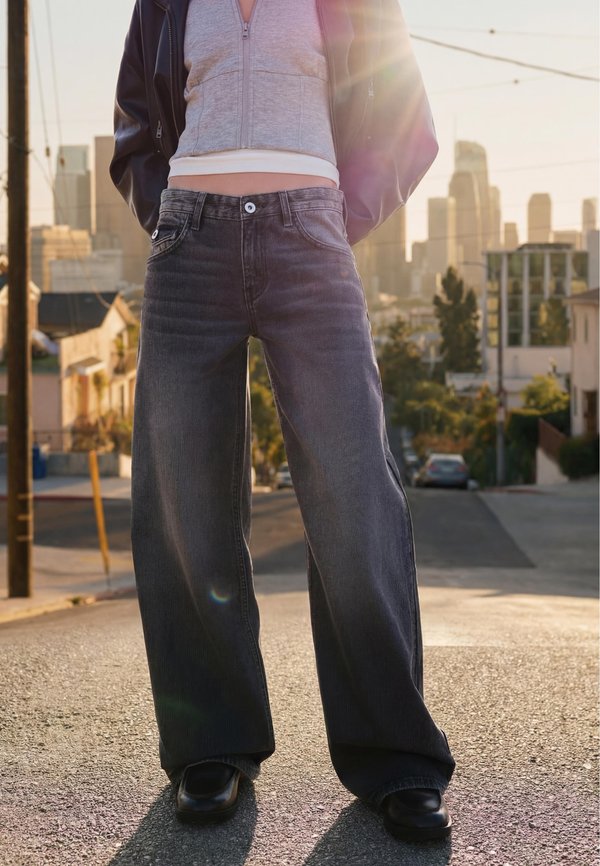 Bershka LOW-RISE BOYFRIEND  - Trousers - grey