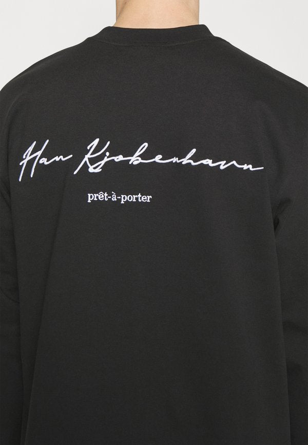 Han Kjøbenhavn PRET A PORTER LOGO SCRIPT BOXY TEE