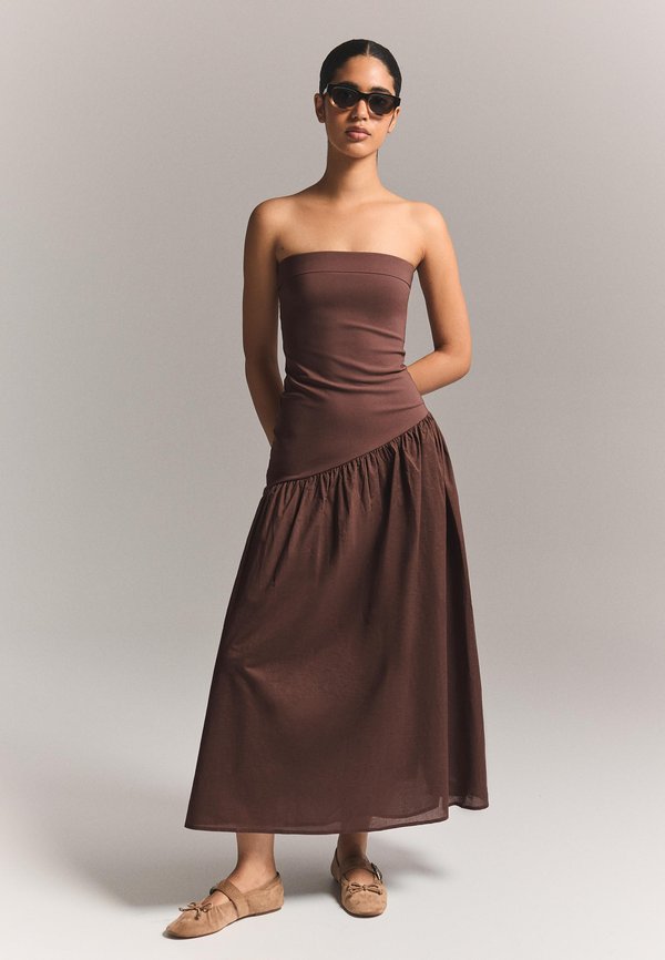 Bershka BANDEAU - MIDI DRESS 01080777 - Day dress - dark brown
