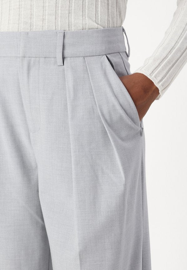 Good American SUITING GOOD 90S PLEATED