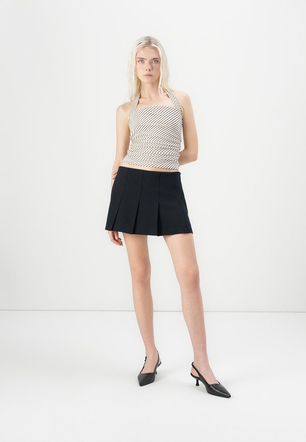 Abercrombie & Fitch BARE SLINKY AVA HALTER PORTRAIT
