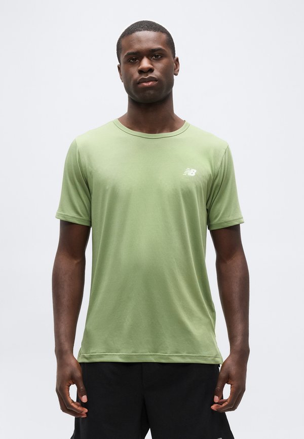 New Balance SPORT ESSENTIALS UTILITY - Sports T-shirt - oregano/white