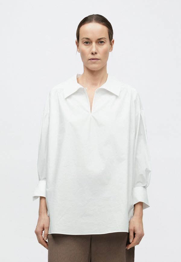 By Malene Birger LEONORA