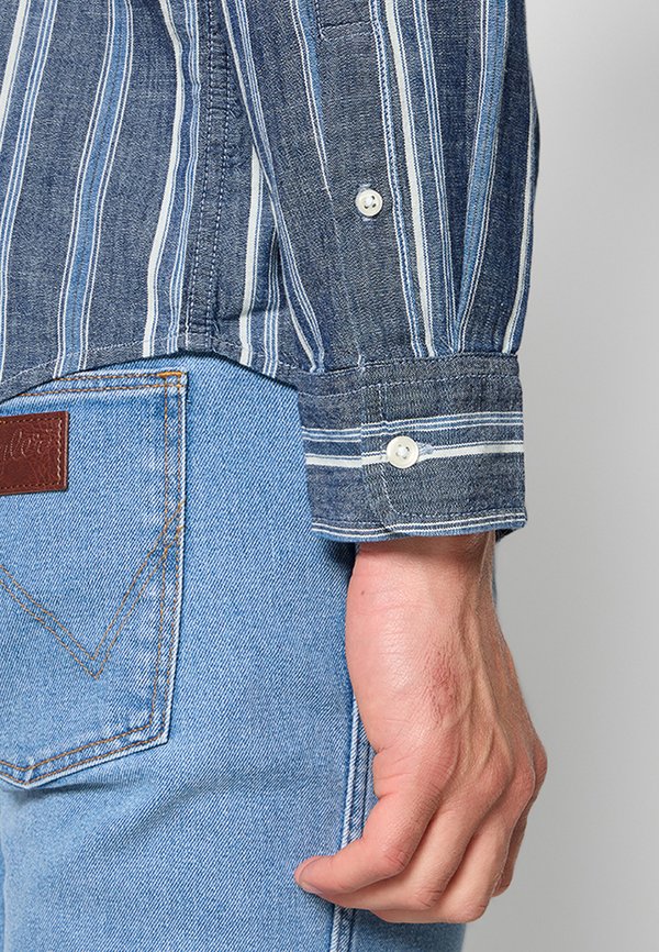Levi's® REGULAR FIT