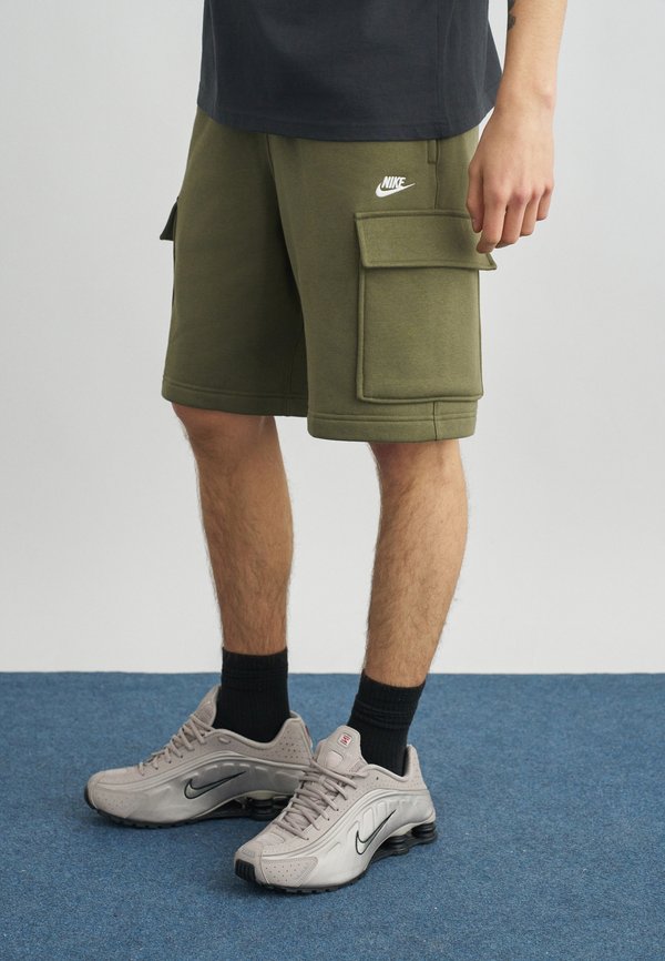 Nike Sportswear CLUB CARGO - Tracksuit bottoms - medium olive/white