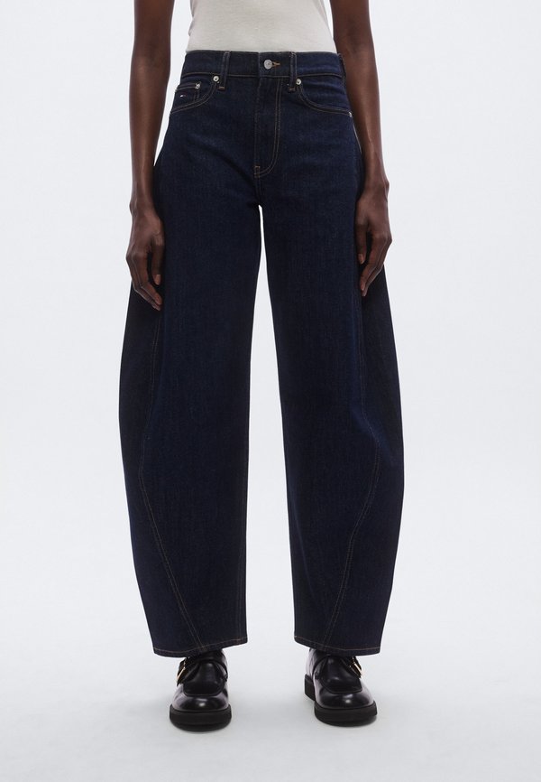 Tommy Jeans MID RISE TWISTED TAPERED BARREL LEG JEANS