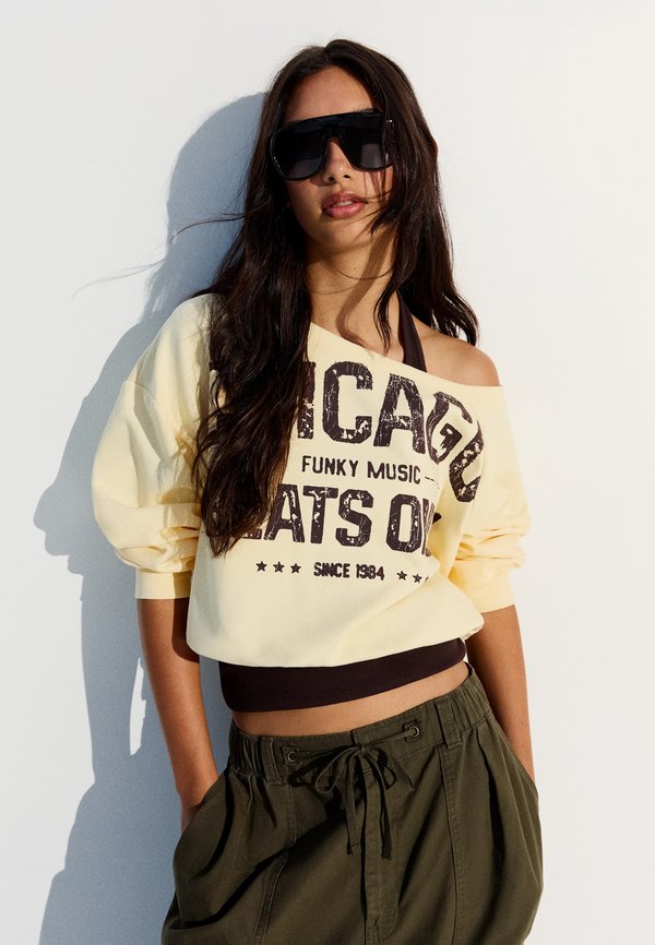 Bershka DOUBLE ASYMMETRIC NECK - SWEATSHIRT - Sweatshirt - yellow