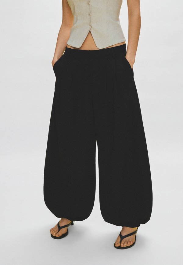 Bershka TROUSERS - Trousers - black