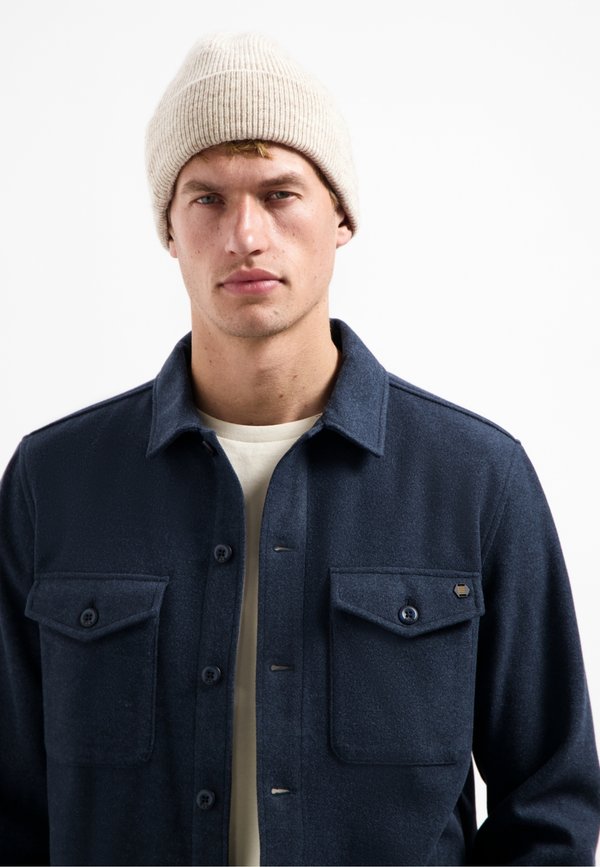 NO EXCESS BUTTON CLOSURE