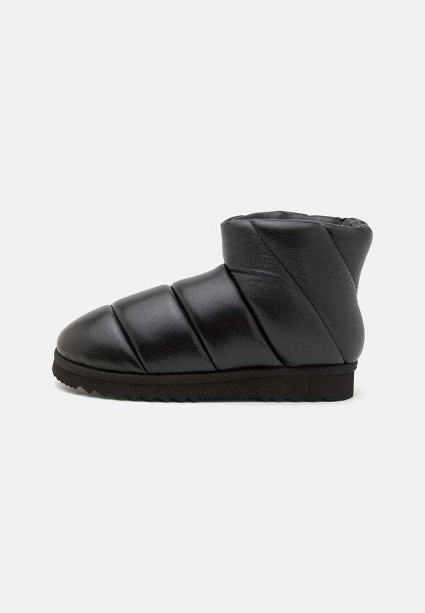 STAND STUDIO DARBY BOOT