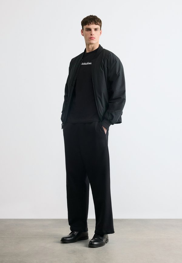 Calvin Klein SPLIT LINE LOGO GRAPHICS