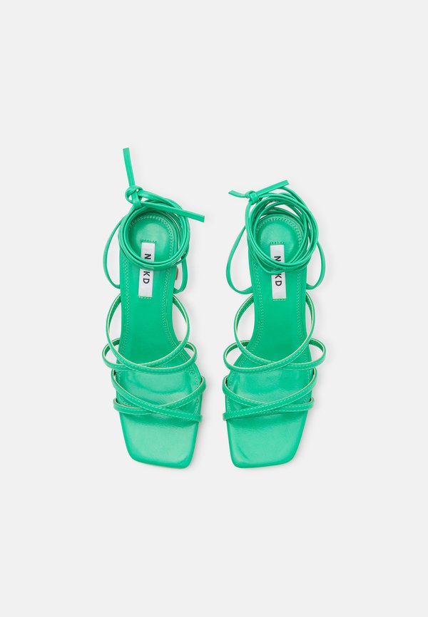 NA-KD STRAPPY FUNNEL