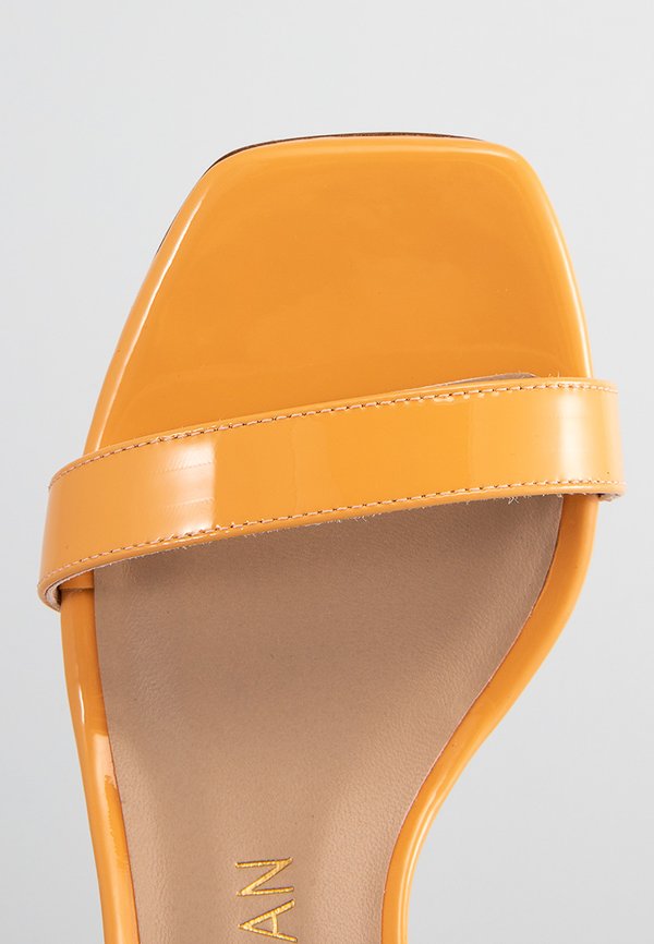 Stuart Weitzman NUDISTCURVE