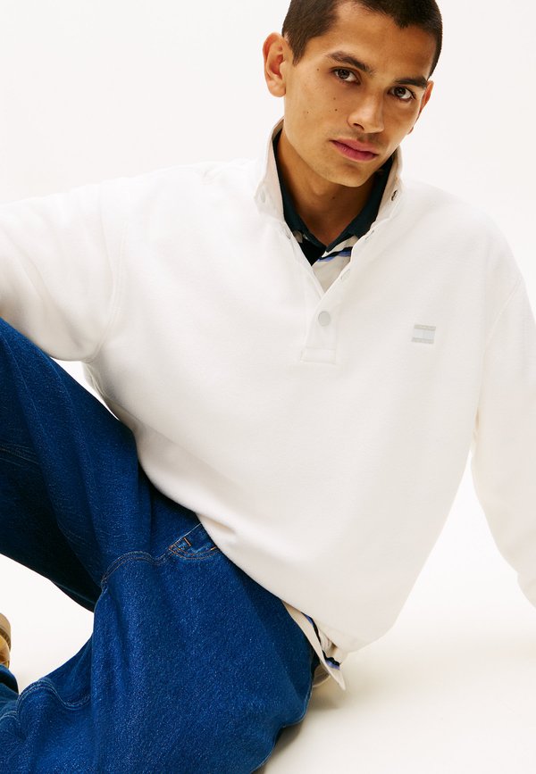 Tommy Jeans BACK LOGO RELAXED POLAR FLEECE SWEATSHIRT