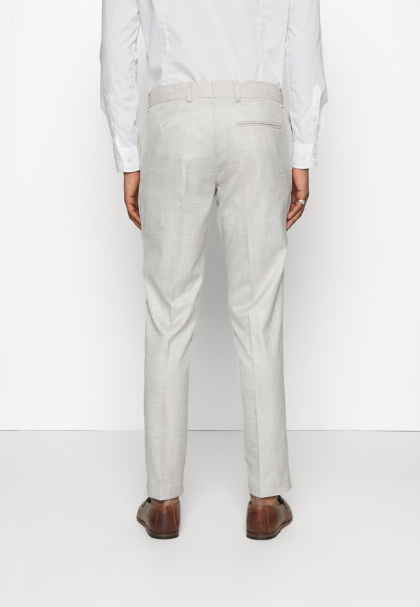 Isaac Dewhirst THE FASHION SUIT PEAK