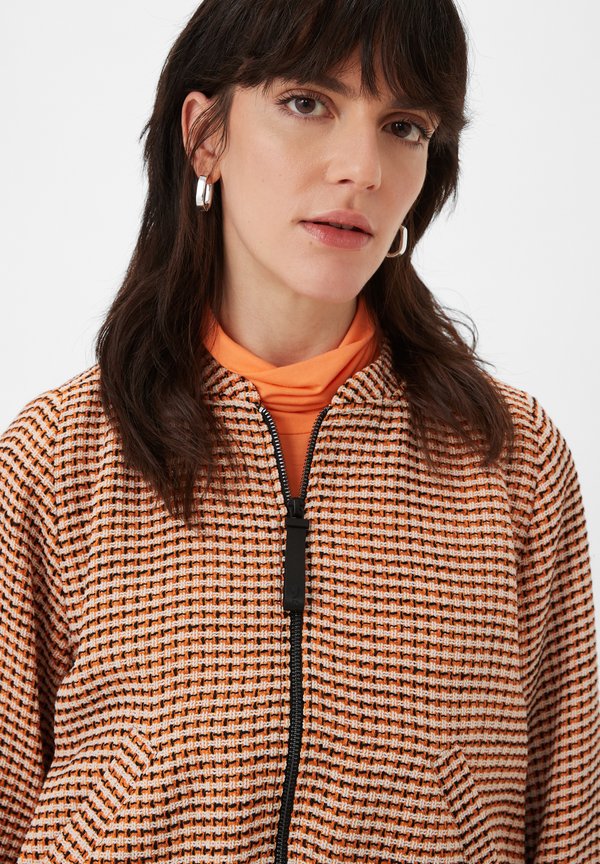 comma casual identity AUS BOUCLÉ