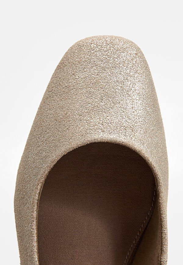 TOMS BRIELLA