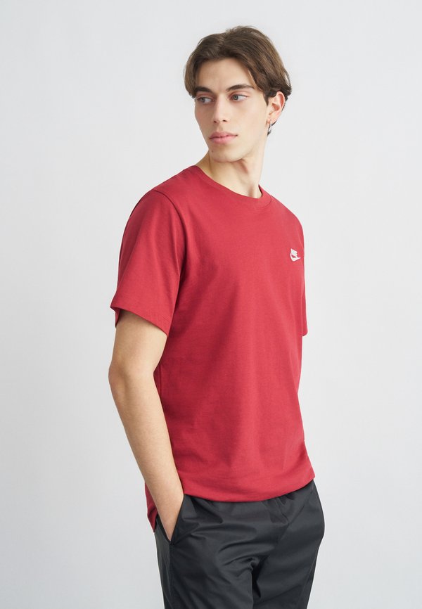 Nike Sportswear CLUB TEE - Basic T-shirt - team crimson