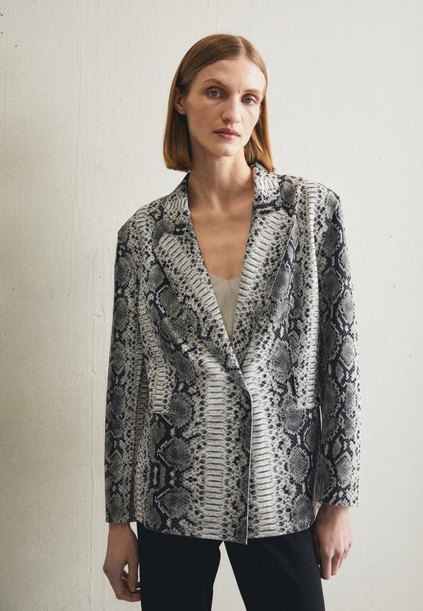 Norma Kamali SINGLE BREASTED STRAIGHT FIT JACKET