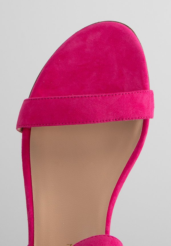 Stuart Weitzman TIBBY