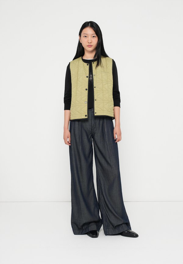 KARL LAGERFELD QUILT LIGHTWEIGHT