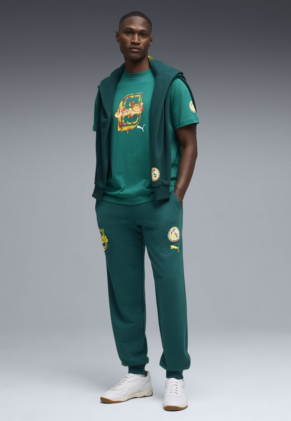 Puma SENEGAL FTBLCULTURE T-SHIRT - Print T-shirt - wild green pelé yellow