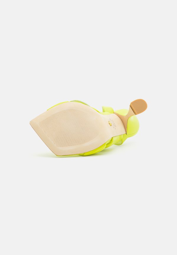 Stuart Weitzman PLAYA ANKLE STRAP KNOT
