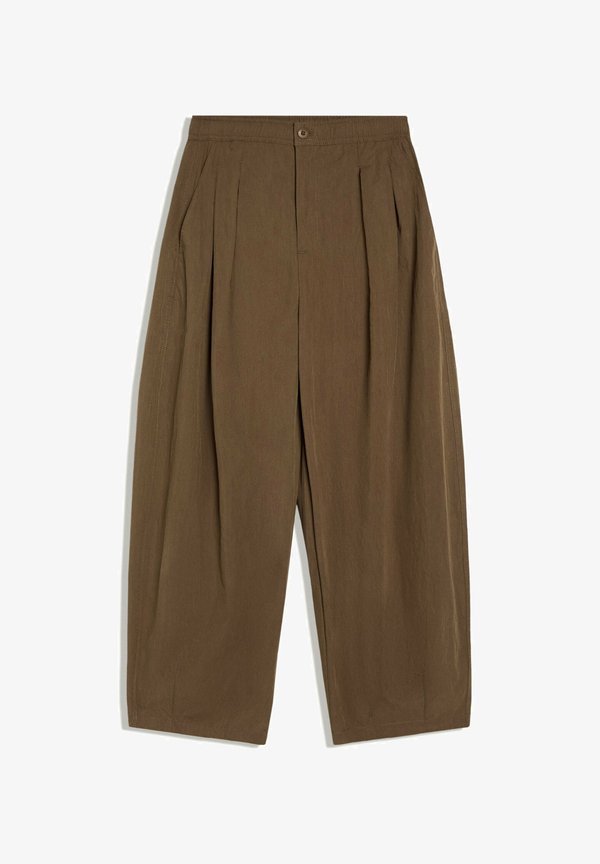 Bershka TECHNICAL CROPPED VOLUMINOUS - TROUSERS - Trousers - dark brown