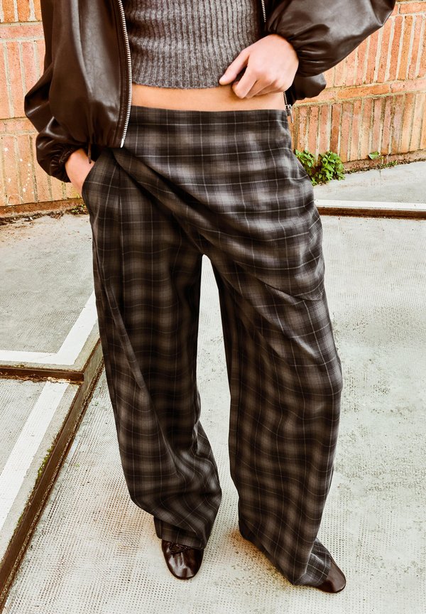 Bershka TAILORED FIT SCARF TROUSERS 01209172 - Trousers - dark brown