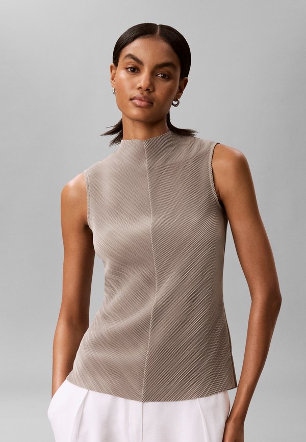 Calvin Klein PLISSE MOCK NECK TOP - Blouse - roasted cashew