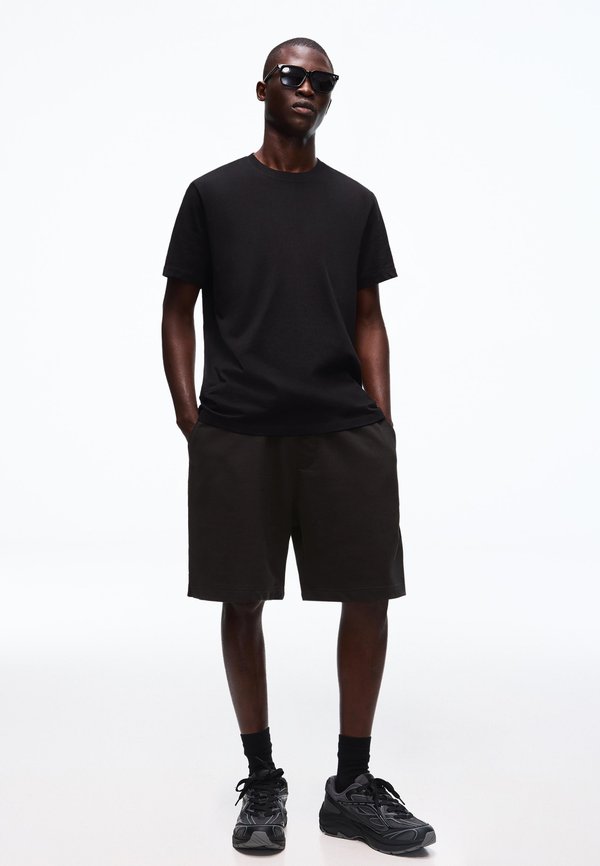 Bershka TSHIRT+BERMUDA SHORT - SET  02257111 - Tracksuit bottoms - dark grey