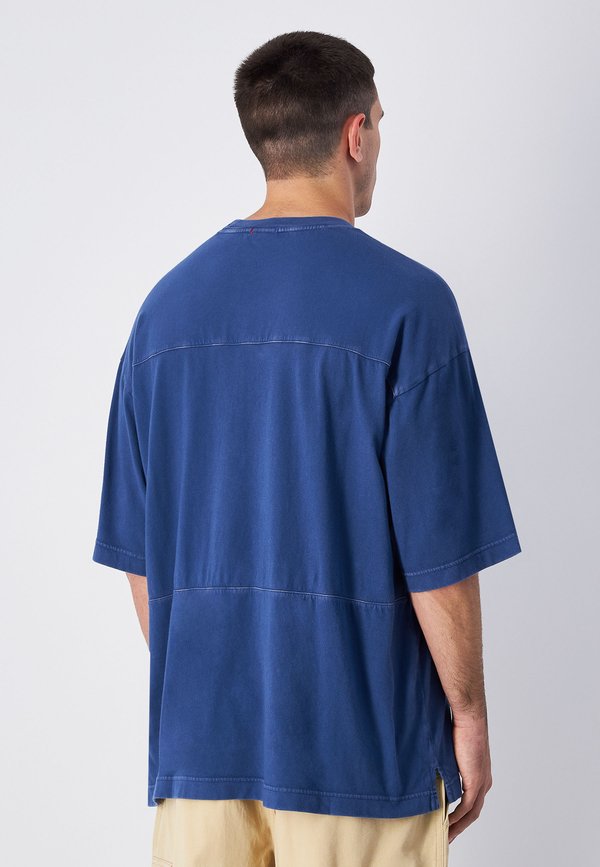 Champion  TEE