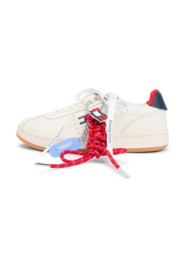 Tommy Jeans LEATHER ARCHIVE COURT TRAINERS WITH CHARMS