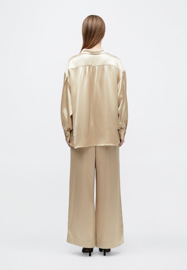 By Malene Birger LEONORA