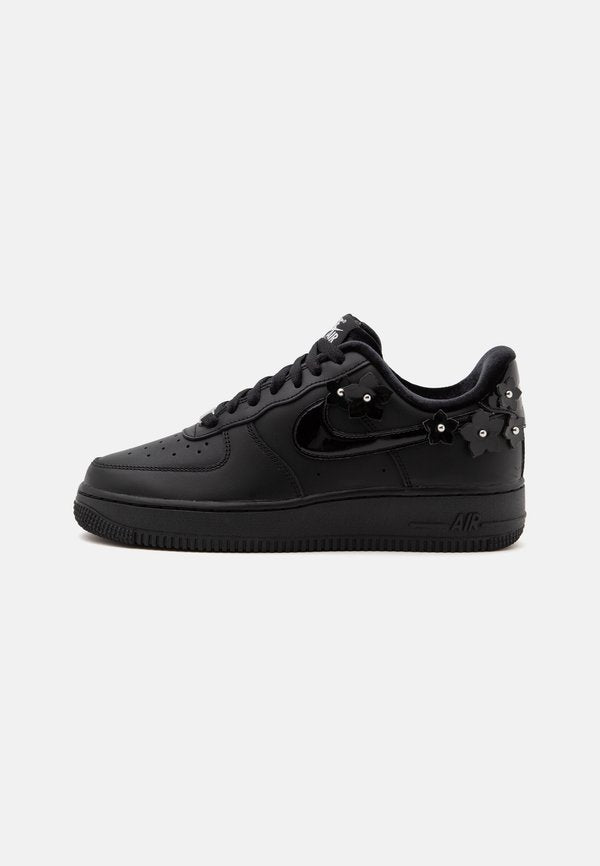 Nike Sportswear AIR FORCE 1 07 SE - Trainers - black/off noir/metallic silver-coloured
