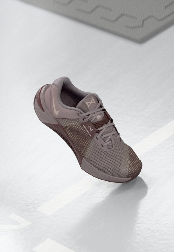 Nike Performance METCON 10 - Training shoe - light violet ore/silt red/tattoo